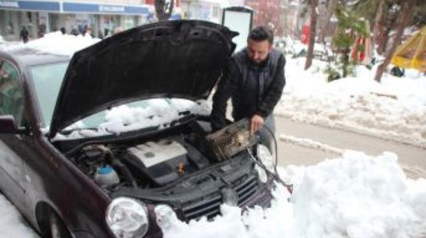 Kar Yağışı Oto Elektrik&ccedil;ilerinin Y&uuml;z&uuml;n&uuml; G&uuml;ld&uuml;rd&uuml;