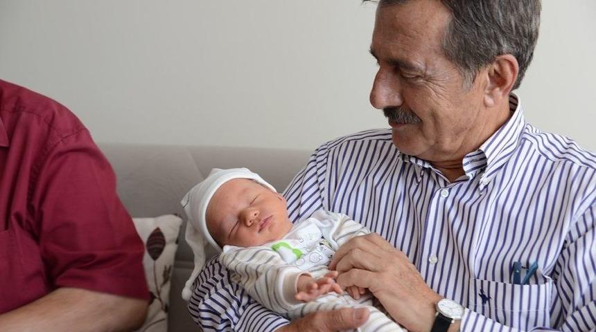 Başkan Ata&ccedil; Bebeklerin Mutluluğunu Paylaştı