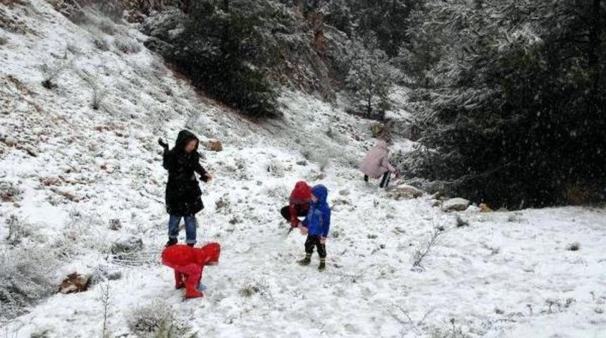 Muğla'nın Y&uuml;ksek Kesimlerinde Kar Yağışı Başladı