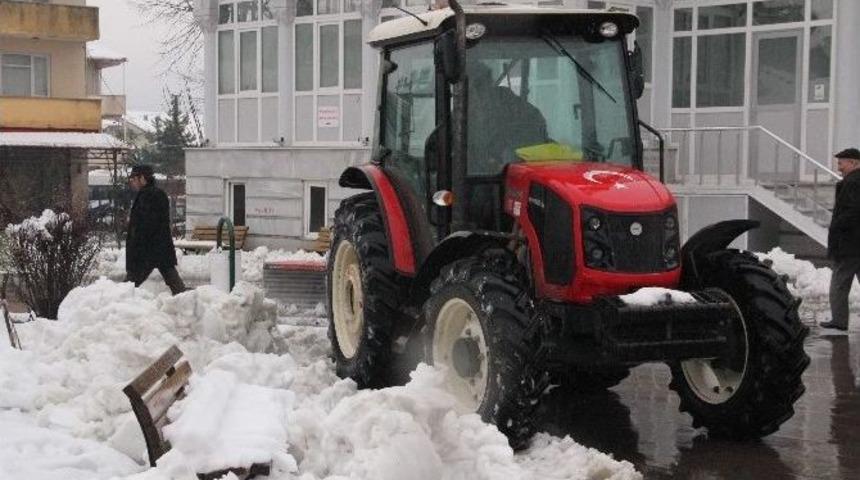Muhtar G&ouml;n&uuml;ll&uuml; Kar Temizleme Yapıyor