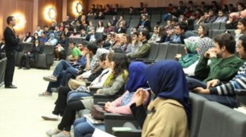 Sel&ccedil;uklu Kariyer Okulu Programı S&uuml;r&uuml;yor