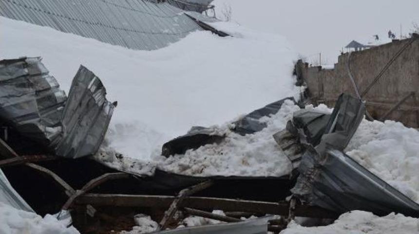 İneg&ouml;l'de Ahırın &Ccedil;atısı  &Ccedil;&ouml;kt&uuml;: 7 B&uuml;y&uuml;kbaş Hayvan Telef Oldu