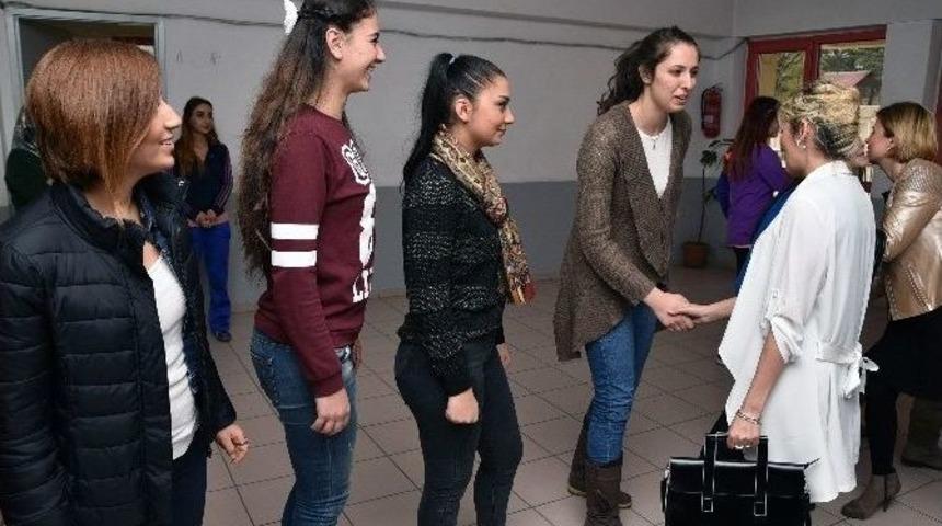 Şeng&uuml;l Yavuz&rsquo;dan G&uuml;m&uuml;ş Kızlara Destek