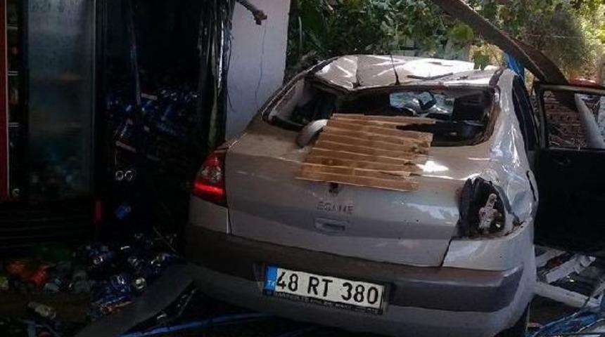 Otomobil Motosiklet Ve Yayaya &Ccedil;arptıktan Sonra Markete Girdi: 3 Yaralı