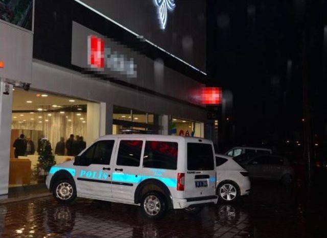 Mağazada Asans&ouml;r &Uuml;&ccedil;&uuml;nc&uuml; Kattan D&uuml;şt&uuml;: 5 Yaralı 1