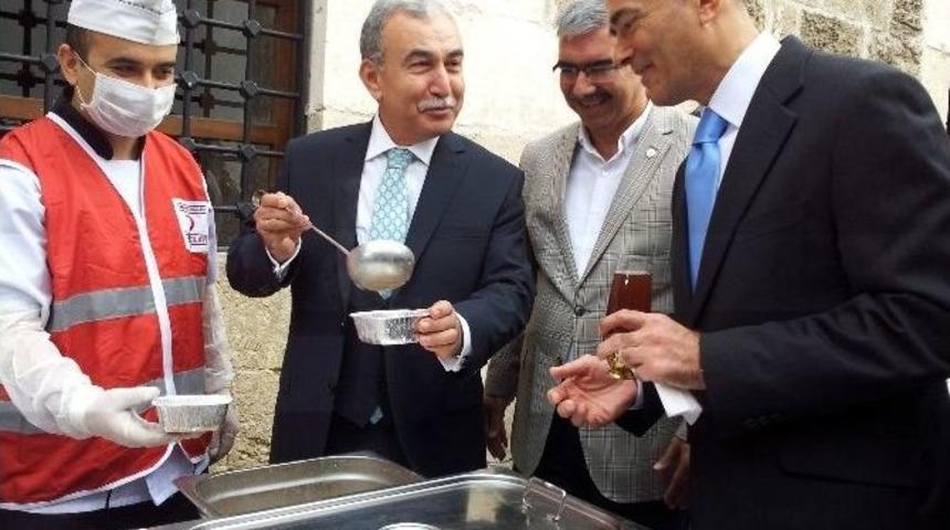 Kızılay Pişirdi, Vali Dağıttı