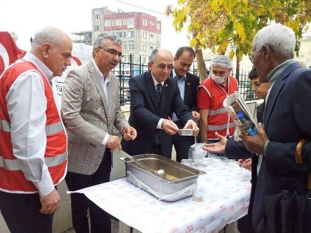 Kızılay Pişirdi, Vali Dağıttı