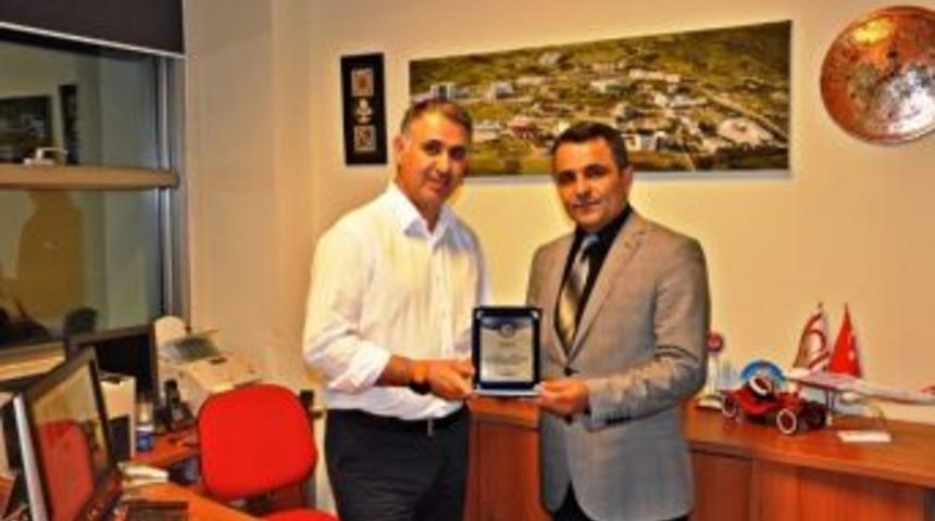 H&uuml;seyin Turan&rsquo;a Kktc Temsilciliği Ve Plaket Verildi