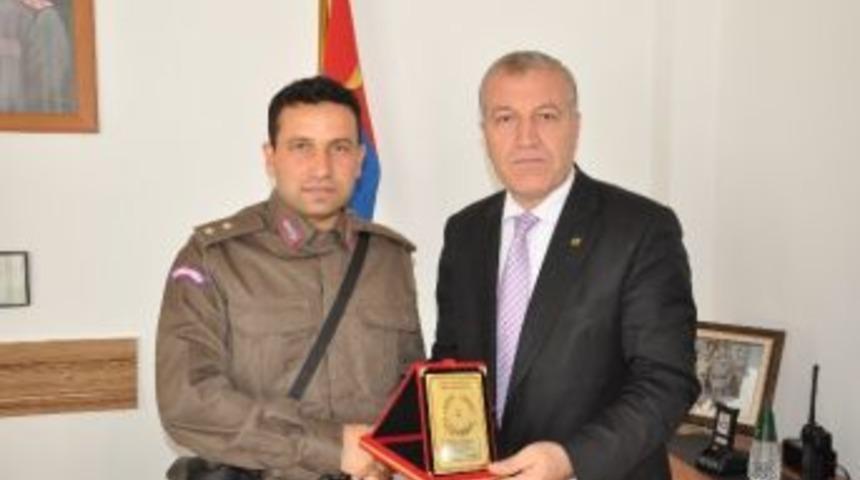 Thk Yerk&ouml;y Şubesinden İl&ccedil;e Jandarma Komutanı Işlak&rsquo;a Plaket