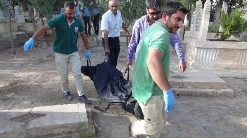 Mezarlıkta Tabancayla Başından Vurulmuş Erkek Cesedi Bulundu