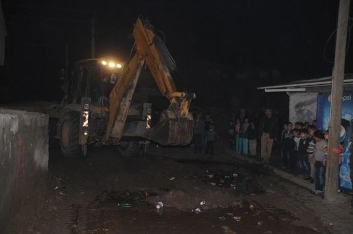 Cizre&rsquo;de Belediye Hendekleri Kapatmaya Başladı