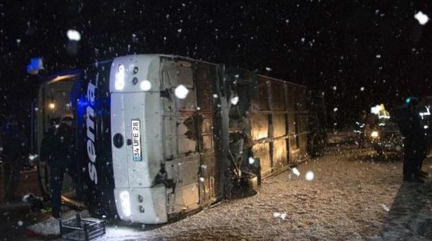 Sivas'ta Yolcu Otob&uuml;s&uuml; Devrildi: 51 Yaralı