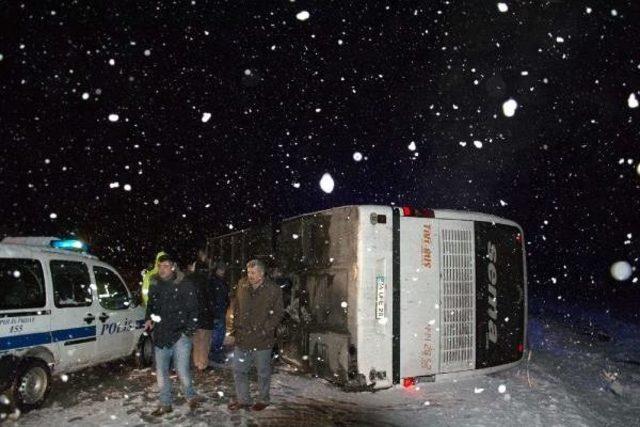 Sivas ta Yolcu Otobüsü Devrildi: 51 Yaralı 2