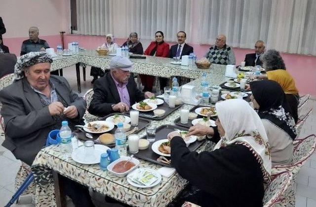 Vali Yavuz Yeni Yıla Huzurevi Sakinleri İle Girdi 1