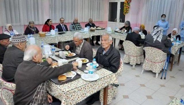 Vali Yavuz Yeni Yıla Huzurevi Sakinleri İle Girdi 2