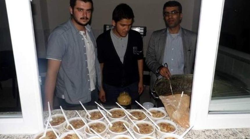 İlim Yayma Cemiyeti &Ouml;ğrencilere Aşure Dağıttı