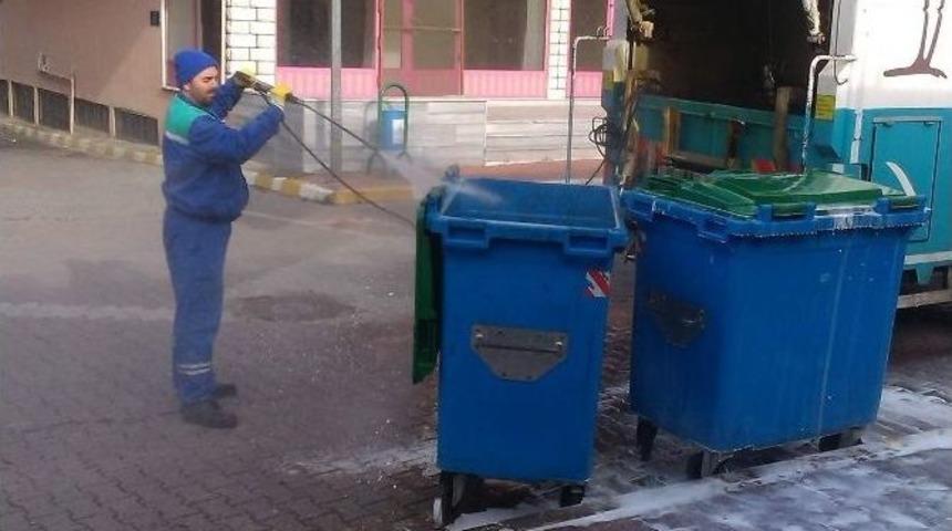 Kartepe&rsquo;de Konteynerler Dezenfekte Ediliyor