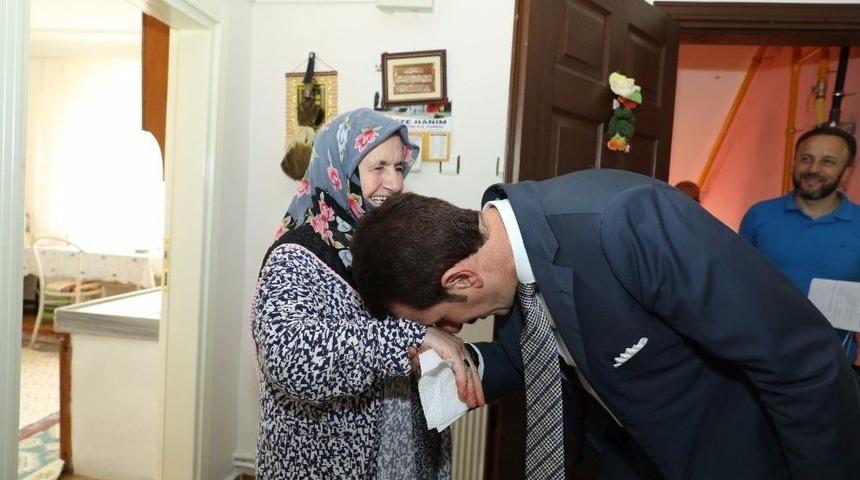 Tok&rsquo;tan Hacılara Kur&rsquo;an-ı Kerim Ve Bayrak