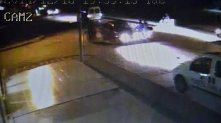 Otomobile &Ccedil;arpan Motosiklette 2 Kişi Yaralandı