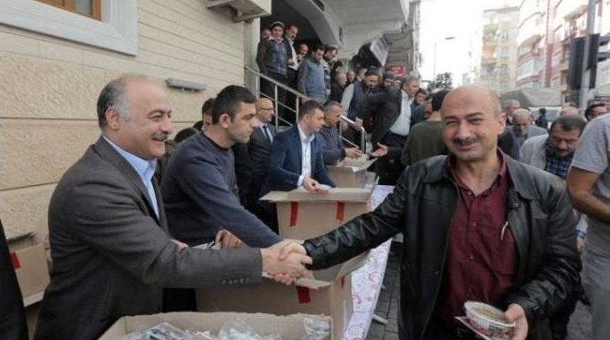 Başkan Karaman G&uuml;ng&ouml;renlilere Aşure Dağıttı