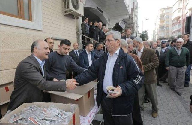 Başkan Karaman Güngörenlilere Aşure Dağıttı