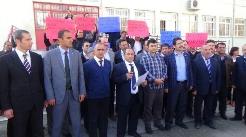 Erzincan&rsquo;da Şiddete Maruz Kalan &Ouml;ğretmen İ&ccedil;in Tepki G&ouml;sterildi