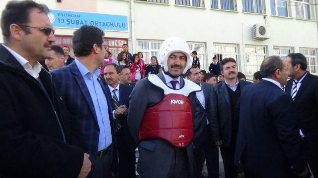 Erzincan’da Şiddete Maruz Kalan Öğretmen İçin Tepki Gösterildi