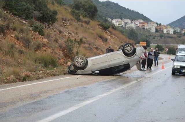 Otomobil Kayalara Çarpıp Ters Döndü: 4 Yaralı