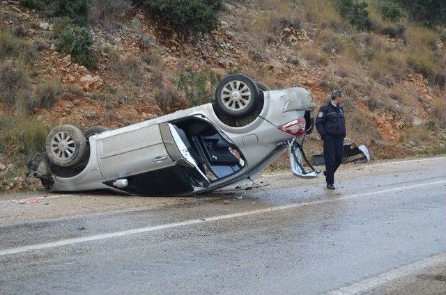 Otomobil Kayalara Çarpıp Ters Döndü: 4 Yaralı