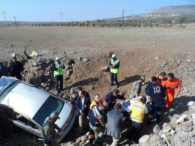 Otomobil Şarampole Yuvarlandı: 1 &Ouml;l&uuml; 2