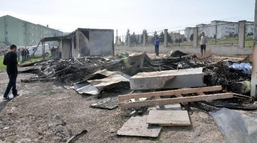 Bursa&rsquo;da Yurt İnşaatında &Ccedil;alışan İş&ccedil;ilerin Barınakları Yandı