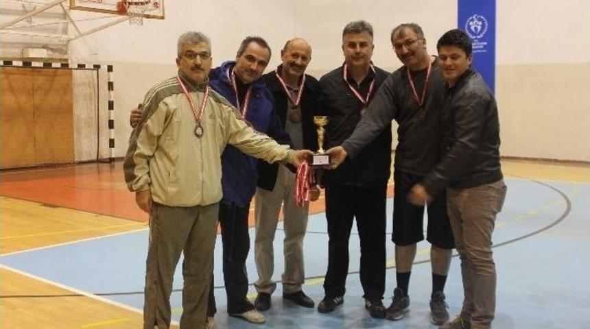 Yalova Kurumlar Arası Voleybol Turnuvasında Yalova Milli Eğitim Şampiyon Oldu