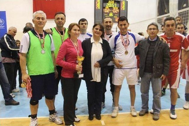 Yalova Kurumlar Arası Voleybol Turnuvasında Yalova Milli Eğitim Şampiyon Oldu 1