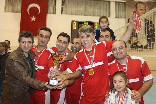 Yalova Kurumlar Arası Voleybol Turnuvasında Yalova Milli Eğitim Şampiyon Oldu 2