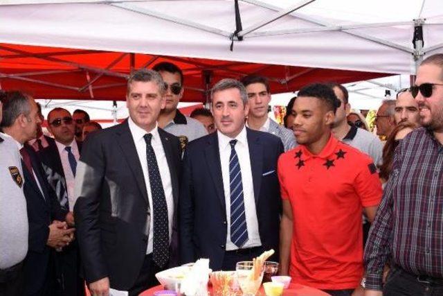 Galatasaraylı Rodrigues e Açılışta Büyük Ilgi 1