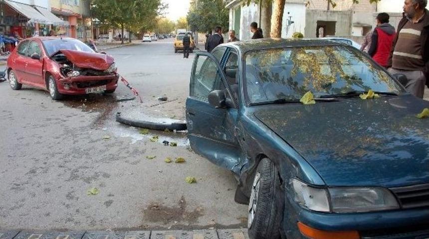 Otomobiller &Ccedil;arpıştı: 1 Yaralı