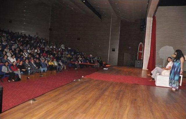 Toroslar Belediyesi Şehir Tiyatrosu, ’düş Yakamdan’ Oyunuyla Sezonu Açtı