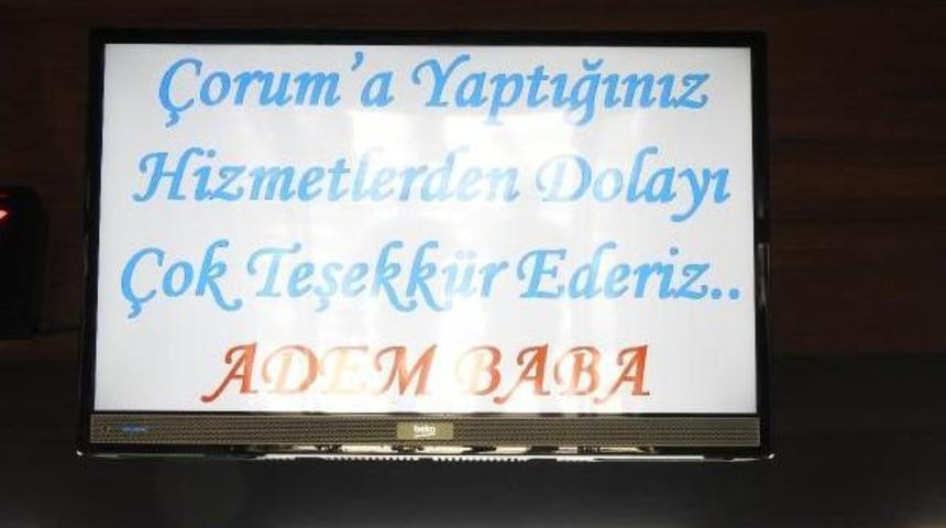 Valilik Girişine Emekli Olan Vali I&ccedil;in &lsquo;Adem Baba&rsquo; Diye Yazdılar