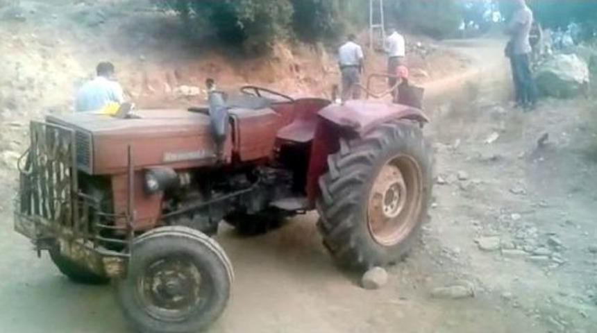 Devrilen Traktörün Sürücüsü Öldü, Kardeşi Yaralandı