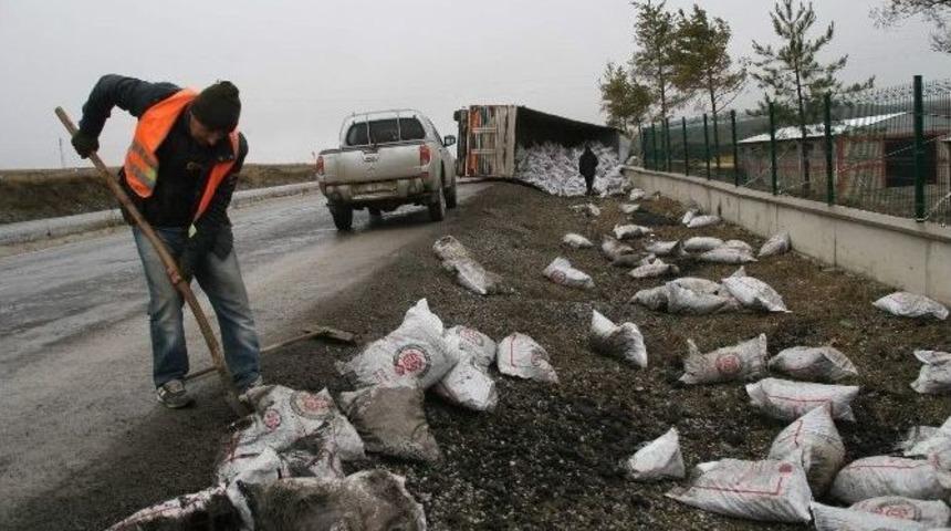 Yozgat&rsquo;ta K&ouml;m&uuml;r Y&uuml;kl&uuml; Tır Devrildi: 1 Yaralı