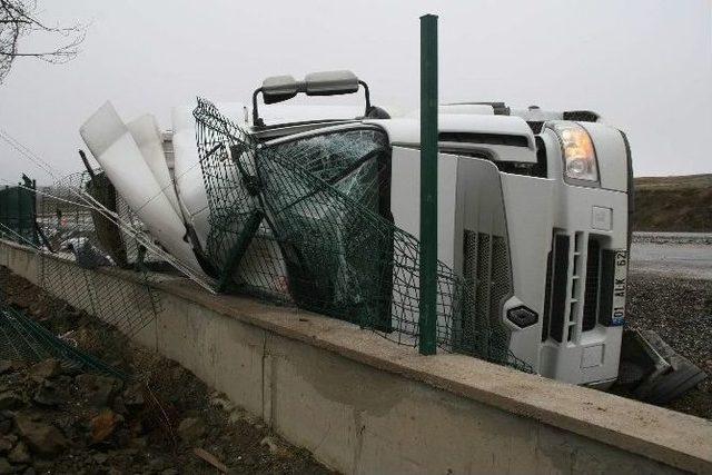 Yozgat’ta Kömür Yüklü Tır Devrildi: 1 Yaralı