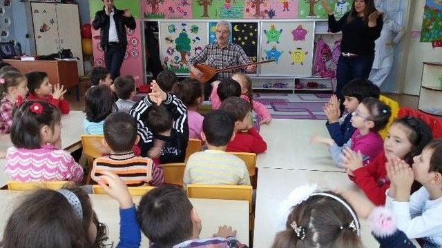 Minikler Aşık Veysel’i Mehmet Uysal’ın Bağlamasından Dinledi