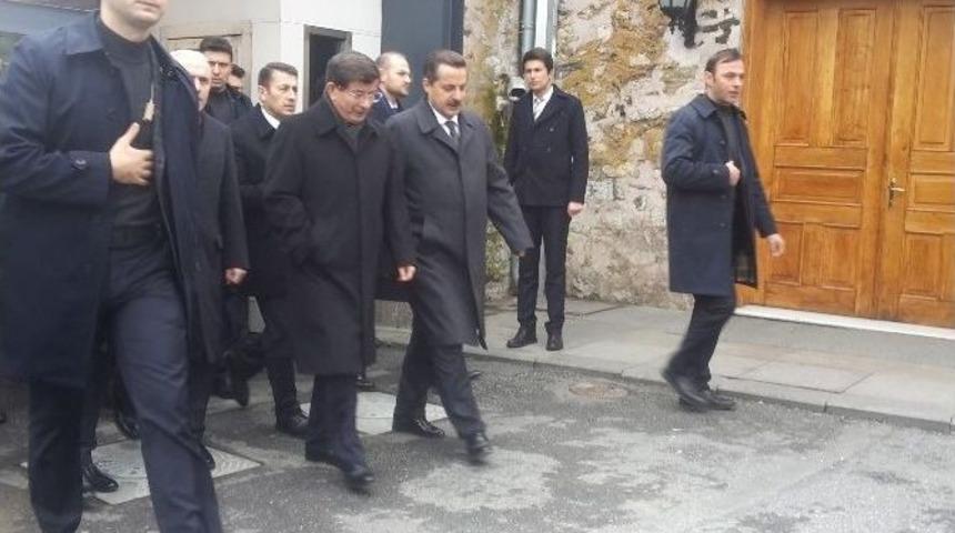 Başbakan Davutoğlu Camiye Y&uuml;r&uuml;yerek Gitti