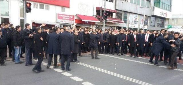 Başbakan Davutoğlu Camiye Yürüyerek Gitti