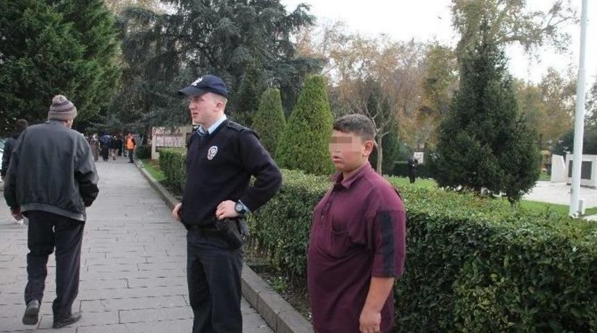 Evden Ka&ccedil;an &Ccedil;ocuğa Polis &ldquo;uyuşturucudan Uzak Dur&rdquo; Tavsiyesinde Bulundu