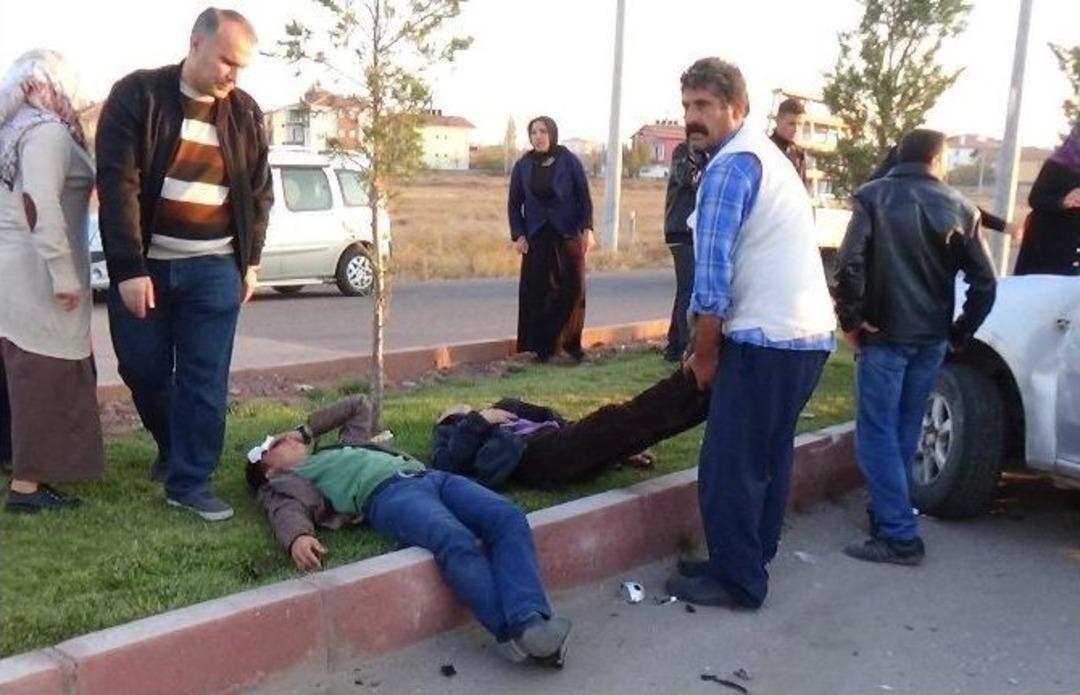 Kamyonet İle Otomobil &Ccedil;arpıştı: 4 Yaralı