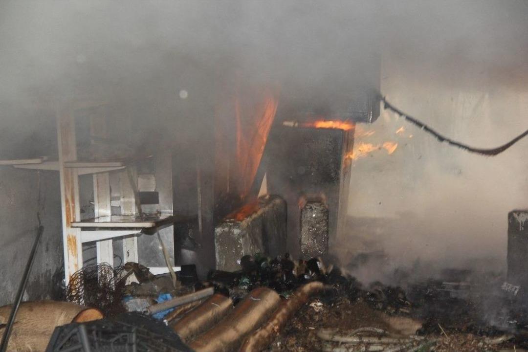 Eski Benzin İstasyonu Alev Alev Yandı