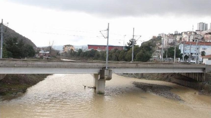 Yazın Kurudu, Kışın Coştu