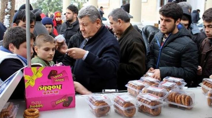 Cuma Namazı Sonrası Kandil Simidi Ve &Ccedil;ikolata Dağıtıldı