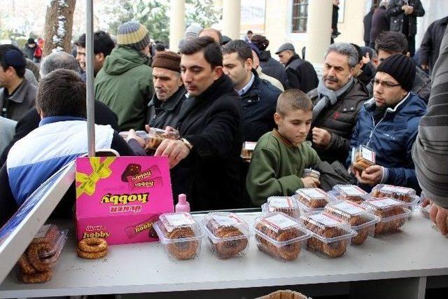 Cuma Namazı Sonrası Kandil Simidi Ve Çikolata Dağıtıldı